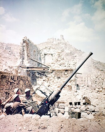 Britiske styrker bemanner en Bofors-kanon i en stilling ved foten av klosterfjellet. Bildet lyver ¿ værforholdene var elendige det meste av tiden, med kulde og regn helt ut i april.