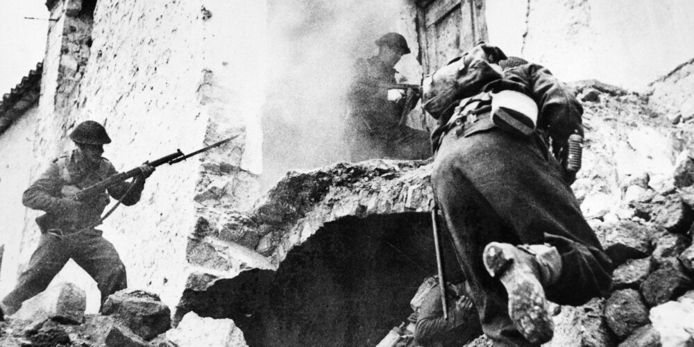 Gatekampene i Cassino kunne like gjerne funnet sted i Stalingrad. På bildet angriper soldater fra New Zealand byen der tyskerne gravde seg ned i ruinene og kjempet om hvert eneste hus.