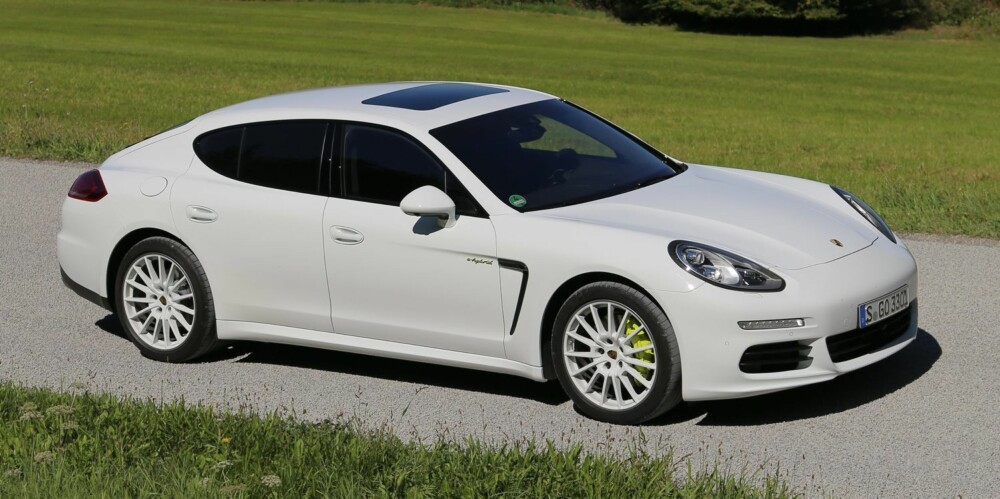 GRAND TOURER: Panamera er ikke en rendyrket sportsbil, men en fireseters Grand Tourer, spekket med sportslig-luksuriøse utstyrsdetaljer og egenskaper. GRAND TOURER: Panamera er ikke en rendyrket sportsbil, men en fireseters Grand Tourer, spekket med sportslig-luksuriøse utstyrsdetaljer og egenskaper.