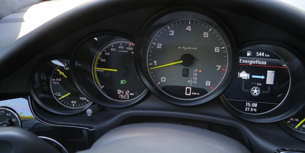 TILBAKEHOLDEN: Er du tilbakeholden med gassfoten kan du få Panamera S E-Hybrid til å gå rundt 30 km på strøm. Da er det faktisk mulig å kjøre bilen ned på 0,5 l/mil. TILBAKEHOLDEN: Er du tilbakeholden med gassfoten kan du få Panamera S E-Hybrid til å gå rundt 30 km på strøm. Da er det faktisk mulig å kjøre bilen ned på 0,5 l/mil.