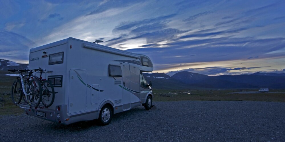 NATTA: Du kan overnatte lovlig mange steder langs veiene, men husk at det er forskjell på parkering/overnatting og camping. FOTO: Geir Svardal