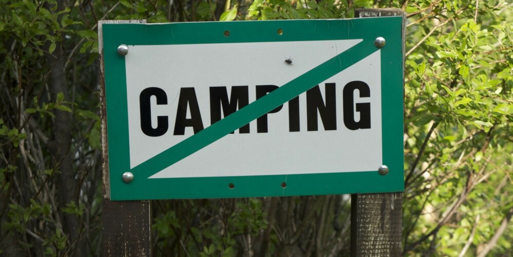 LOVLIG SKILT? Enkelte forbudsskilt mot camping er av tvilsom karakter. FOTO: Geir Svardal