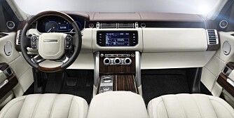 PÅKOSTET: Land Rover lover at den nye Range Rover skal by på luksus av ypperste klasse innvendig. I baksetet er beinplassen betydelig større. FOTO: Land Rover