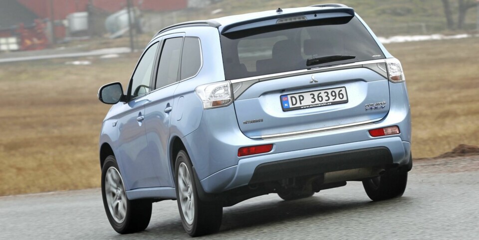 STOR OG TUNG: Outlander er en trygg og velkjørende familie-SUV, veier nesten 1900 kilo som hybrid. På glatt føre har den en tydelig understyrt karakter.