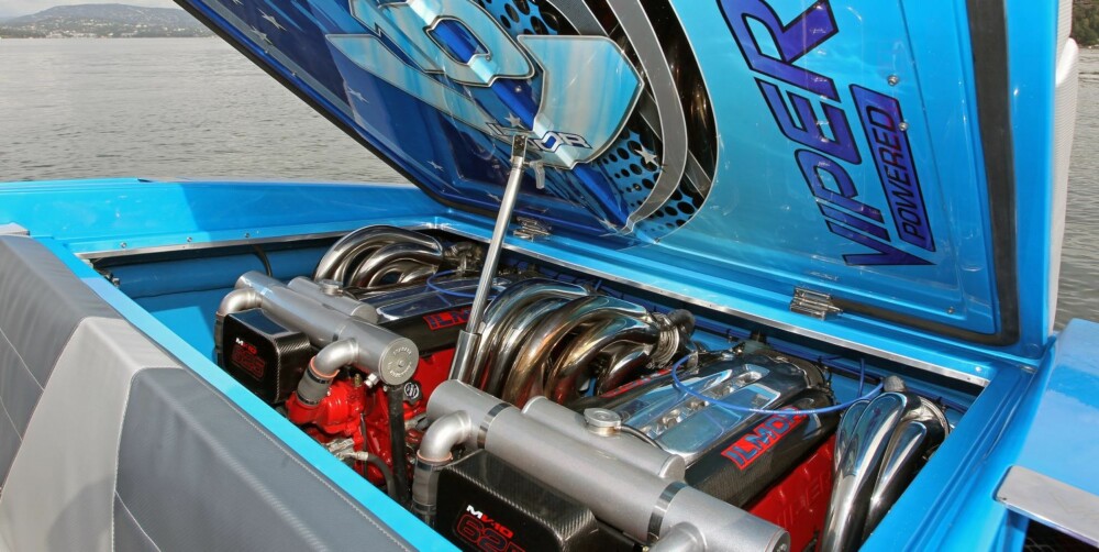 POWER: To mariniserte utgaver av motoren du finner i Dodge Viper. Til sammen 1250 hk. POWER: To mariniserte utgaver av motoren du finner i Dodge Viper. Til sammen 1250 hk.