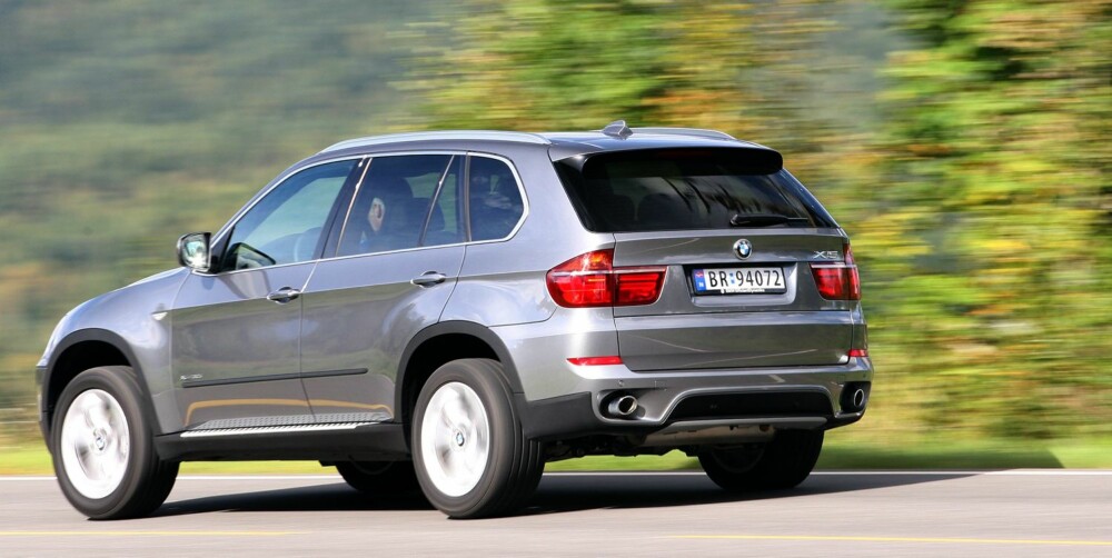 SJEKKPUNKTER: Dekra har lite å utsette på denne generasjonen BMW X5. Heller ikke hos britiske What Car hører vi kraftig varsko mot denne utgaven av BMW X5. De nevner innvendig finish, motor og feil på ryggesensorer som sjekkpunkter og advarer mot kostbare dekk (spesielt runflat) og ujevn slitasje på disse. SJEKKPUNKTER: Dekra har lite å utsette på denne generasjonen BMW X5. Heller ikke hos britiske What Car hører vi kraftig varsko mot denne utgaven av BMW X5. De nevner innvendig finish, motor og feil på ryggesensorer som sjekkpunkter og advarer mot kostbare dekk (spesielt runflat) og ujevn slitasje på disse.