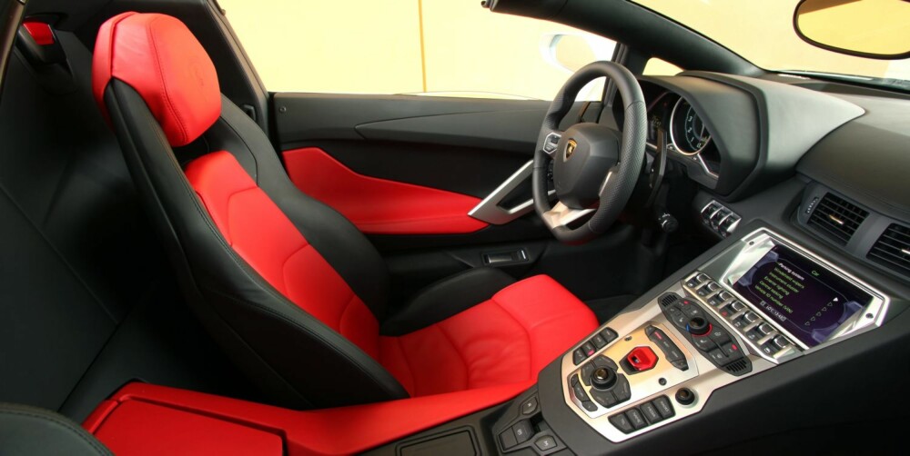 SKRIKER HØYT: Roadsteren har råere seter enn den ""vanlige"" Aventadoren. Nye farger og trekk. Vindusglasset har fått en skråkant med ekstra 5 mm for bedre tetning. FOTO: Lamborghini SKRIKER HØYT: Roadsteren har råere seter enn den ""vanlige"" Aventadoren. Nye farger og trekk. Vindusglasset har fått en skråkant med ekstra 5 mm for bedre tetning. FOTO: Lamborghini