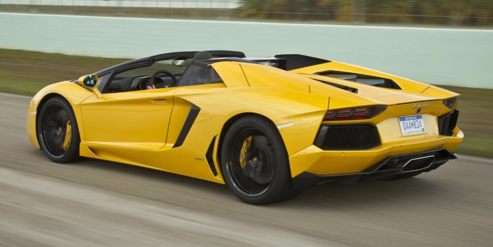 GUL OG KUL: Aventador Roadster er en vanvittig kul bil, og et moderne mesterverk av en produktdesign. FOTO: Charlie Magee GUL OG KUL: Aventador Roadster er en vanvittig kul bil, og et moderne mesterverk av en produktdesign. FOTO: Charlie Magee