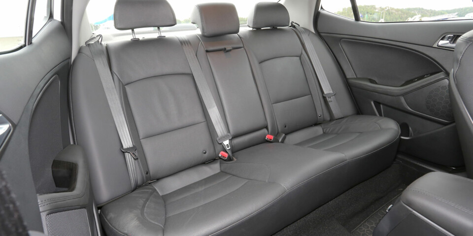 LANGBENT: Det er god plass i baksetet, og spesielt benplassen imponerer. Her går det langbente personer både foran og bak, uten at det blir konflikt om setereguleringen.