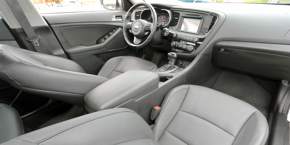 KOMFORTMANGLER: På noen områder er ikke Kia Optima helt på høyde med konkurrentene, men seter og sittestilling er det lite å utsette på.