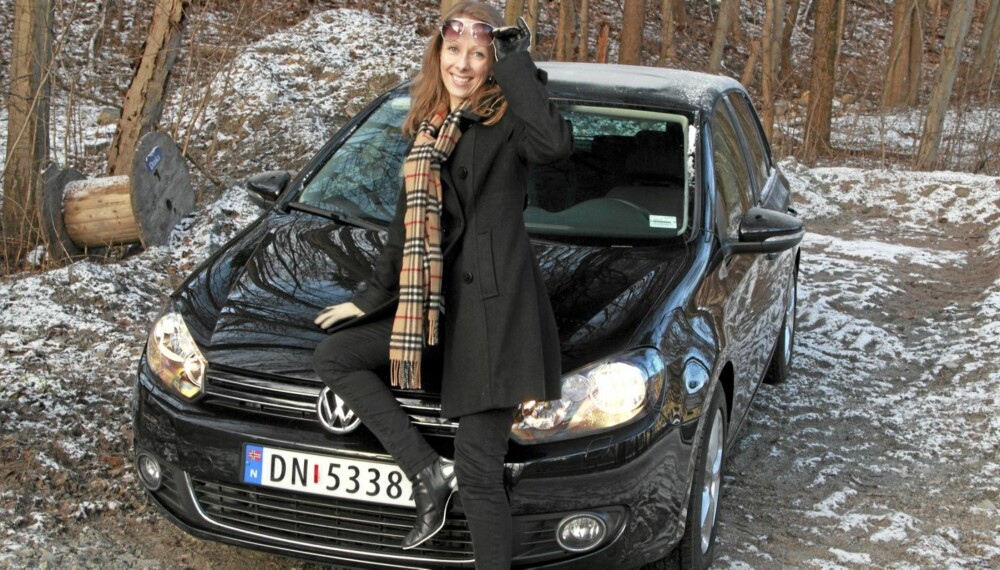 TYPISK: Marianne Kristiansen har gjort som svært mange andre - kjøpt en sort VW Golf. Foto: Egil Nordlien HM Foto