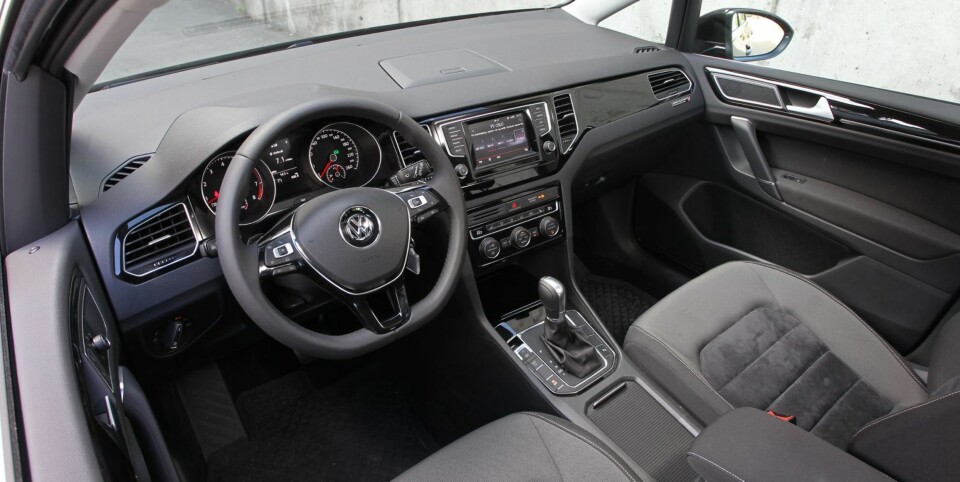 TYPISK VW: Førermiljøet kjenner vi igjen fra vanlige Golf og er typisk VW forseggjort og med god materialkvalitet. God sittestilling og brukervennlighet trekker opp.