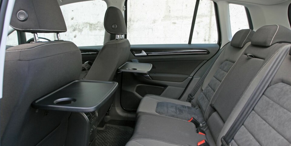 LYST OG LUFTIG: God benplass, meget god takhøyde og store vinduer gjør baksetetopplevelse lys og luftig. Klaffebord er kjekt å ha om man tar seg en matbit i farta.