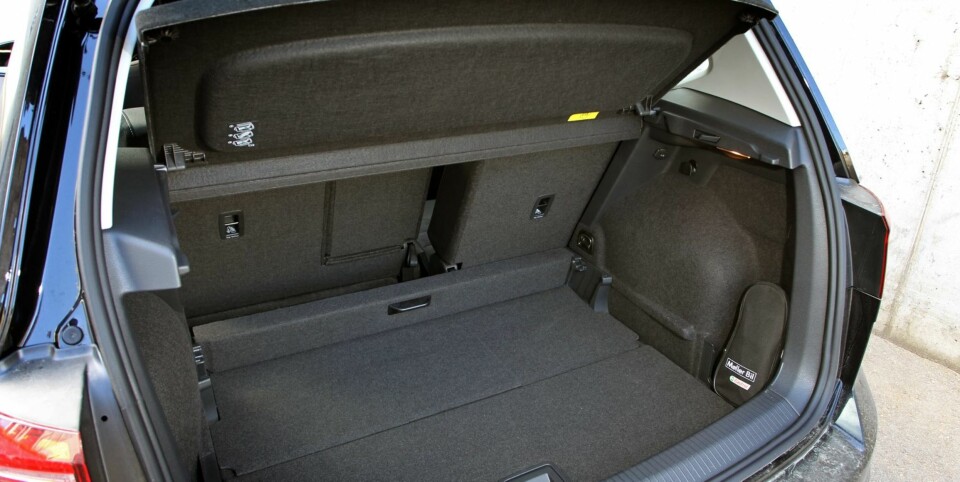 MIDT MELLOM: Sportsvan har et oppgitt bagasjeromsvolum på 500 liter - 120 liter mer enn Golf. Golf stasjonsvogn rommer vesentlig mer, men er også en hel del lengre enn Sportsvan.