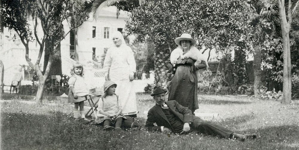 Aasen med sin første kone, døtrene Inger (til v.) og Hjørdis, samt en barnepike foran luksusvillaen i Nice, rundt 1920.
