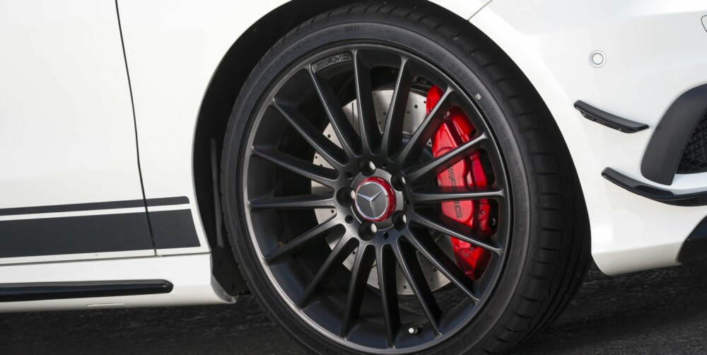 KRAFTIG: AMG har tilpasset en rekke komponenter for å tåle høy fart. Bremsene har racingkarakter i pedalen og biter kraftig. FOTO: Daimler AG KRAFTIG: AMG har tilpasset en rekke komponenter for å tåle høy fart. Bremsene har racingkarakter i pedalen og biter kraftig. FOTO: Daimler AG