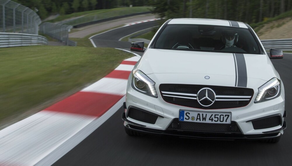 MUSEFELLA: Mercedes A 45 AMG ser du kilden til frustrasjon, et parti kalt Mausefalle. Først stuper man ned en bratt bakke, så går det rett inn i sving, og deretter rett opp. Som skapt for at amatører skal dumme seg ut. FOTO: Daimler AG