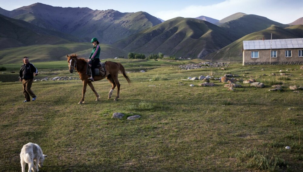 Aigerim Abylgazieva (21) bor i hovedstaden Bisjkek, men reiser så ofte hun kan inn i Kirgisistans fjellverden. Her prøver hun hesten til Kader Birk (50). ¿ Det er som krysse en tidssone, forteller Aigerim.
