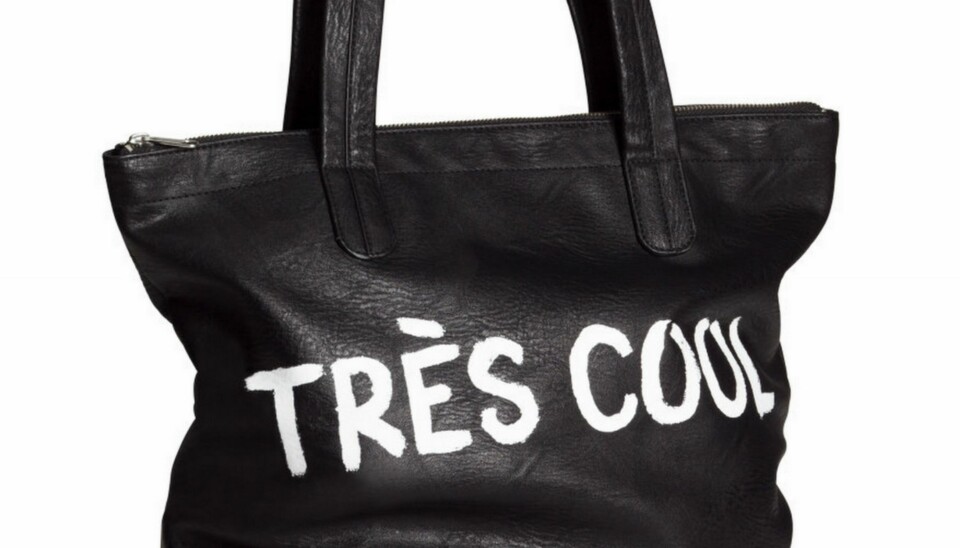 HØSTENS VESKER: Denne sesongen er veskeutvalget ekstra stort, fra det elegante til det humoristisk, til det praktiske og anvendelige. Shopper-veske med print fra H&M (kr 199)