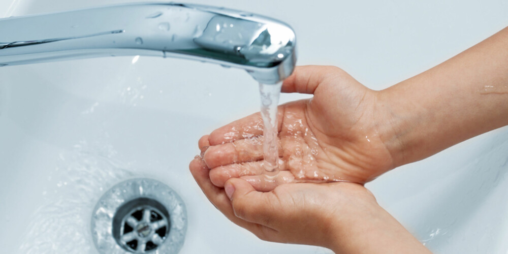 HUSKER DU DETTE? Svært mange glemmer å vaske hender før de vasker fjeset, nemlig.