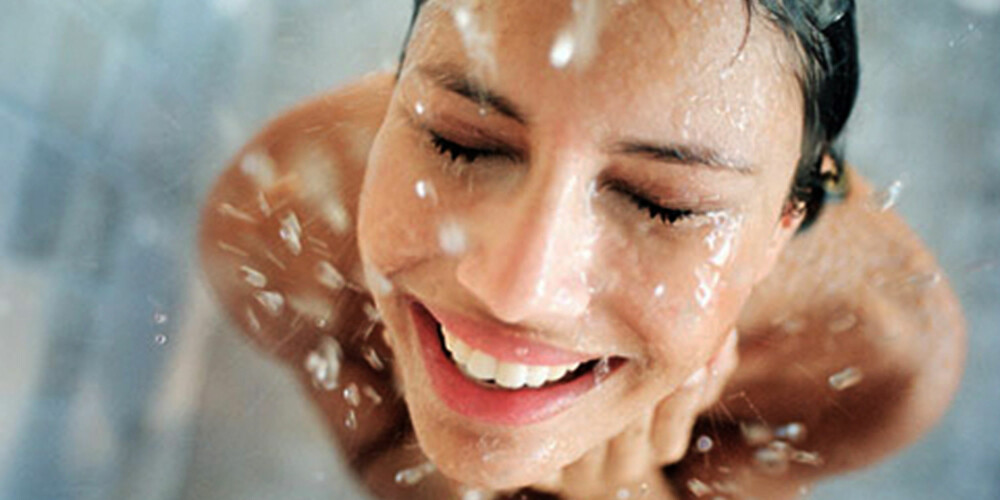 PASS PÅ TEMPERATUREN: Vasker du kropp og fjes i vann som er for varmt, ja så kan du risikere tørr og flassete hud.