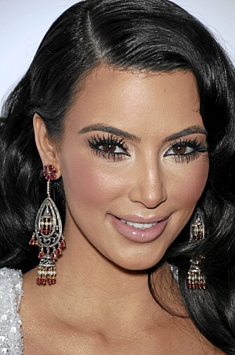 VIPPER: Kim Kardashian har brukt altfor mye mascara, og endt opp med å få edderkoppvipper.