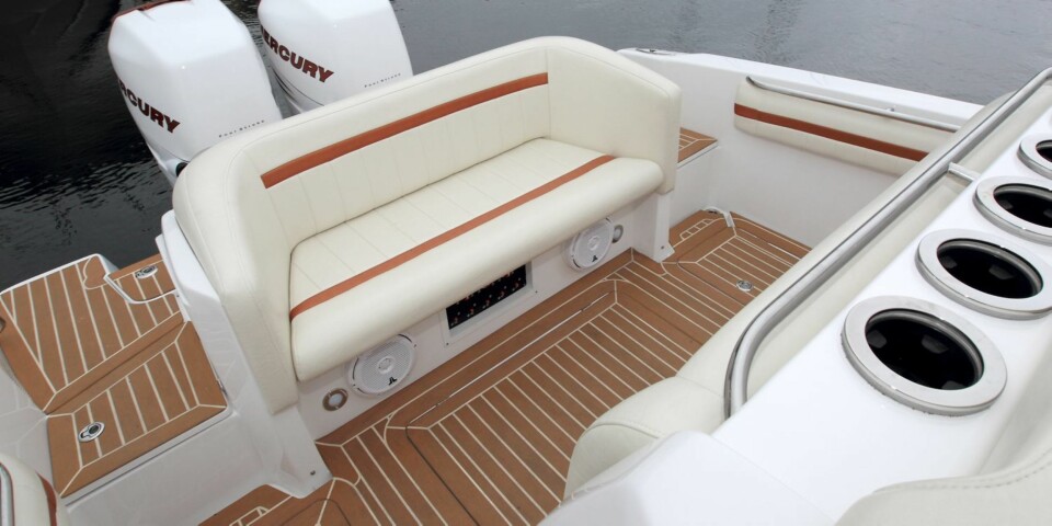 POLSTRET: Fint lite å si på utførelsen og det praktiske. Båten er laget for å gå fort, og innredet deretter. FOTO: Egil Nordlien, HM Foto