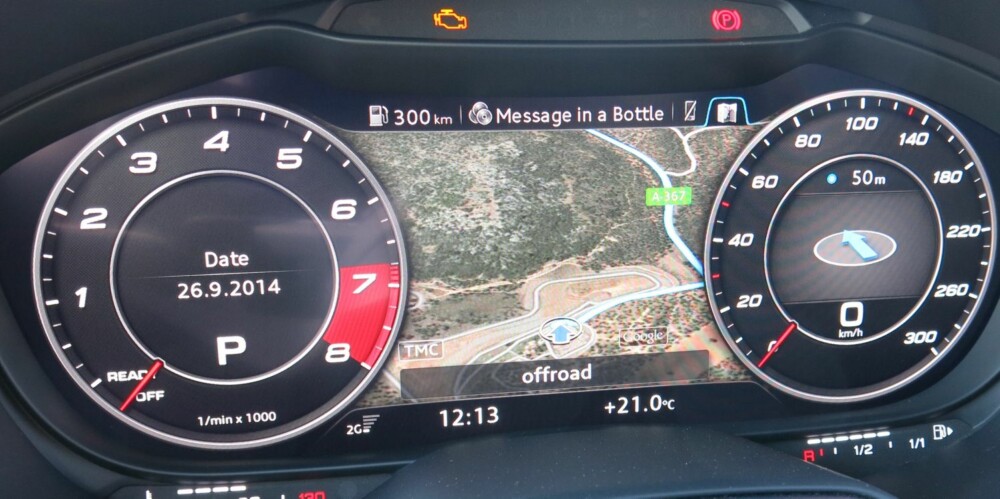STOR: Den 12,3 tommer store skjermen bak rattet viser all informasjon som du trenger. FOTO: Martin Jansen