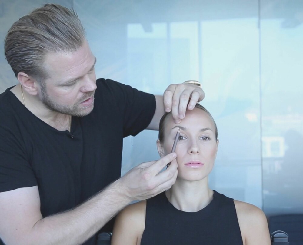 PUNKTET PÅ ØYENBRYNET: Her viser makeupartist Henrik Steen hvordan man finner punktet på øyenbrynet sitt.
