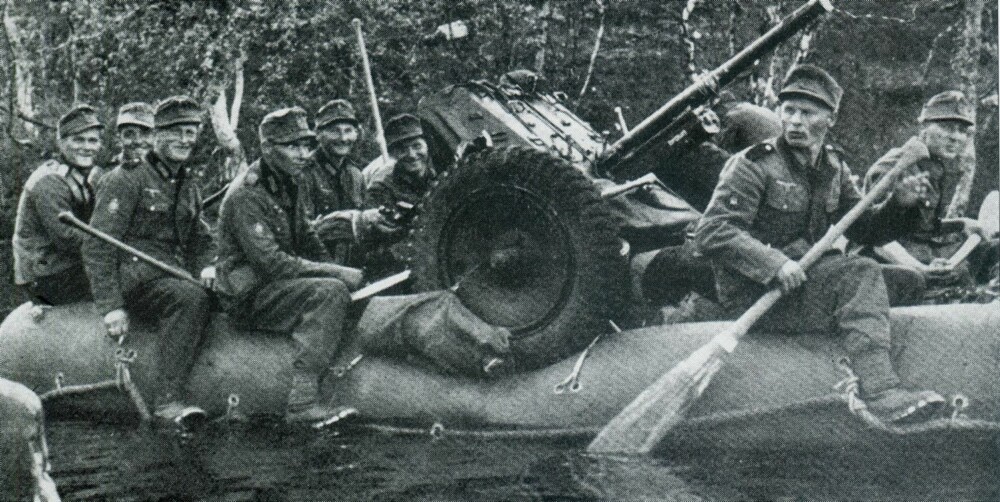 Her krysses elven Titova av soldater fra 3. bergdivisjon medbringende en lett panservernkanon.