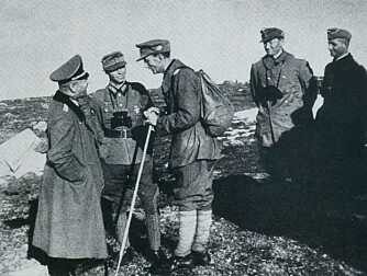 Lørdag kveld 28. juni 1941 møttes øverstkommanderende, generaloberst Nikolaus von Falkenhorst (t.v.) og korpssjef, general Eduard Dietel (t.h. med stav) på bergryggen Kuosmoaivi for å overvære angrepsåpningen noen timer senere.
