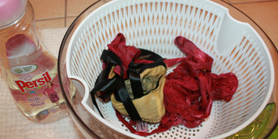 FORSIKTIG VASK: Håndvask blir hakket mer effektivt, men like skånsomt, om du vasker undertøyet i salatspinneren.