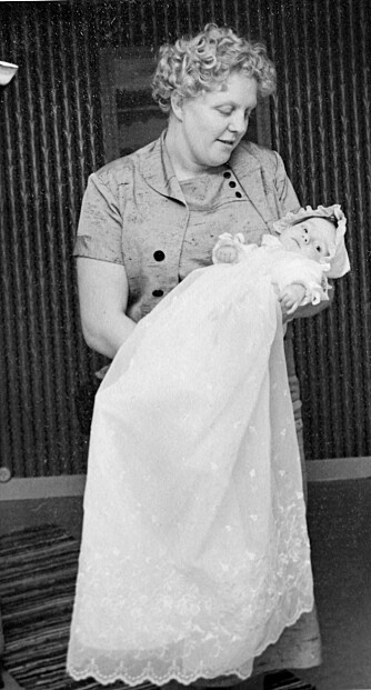 DÅPSBILDET: Her er mamma Birte med sin førstefødte datter Anne i 1958.