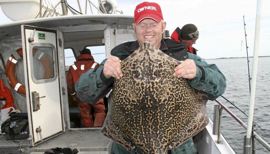 REKORDSKATE: Denne flotte piggskata er Norges største tatt på stang! Martin Gundersen tok den 9,32 kg tunge fisken på makrell utenfor Frøya i mai 2008. REKORDSKATE: Denne flotte piggskata er Norges største tatt på stang! Martin Gundersen tok den 9,32 kg tunge fisken på makrell utenfor Frøya i mai 2008.