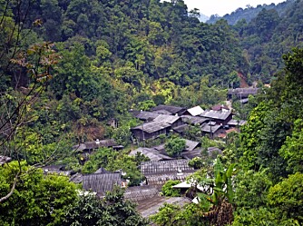 GODT SKJULT: Landsbyen Mae Kampong med sine 133 hus ligger godt gjemt i jungelen, inneklemt mellom fjellene 50 km øst for Chiang Mai. (Foto: Bjørn Moholdt)
