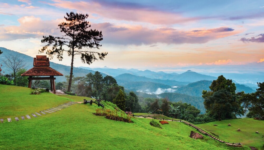 SOLNEDGANG: Nord-Thailand kan friste med høye fjell og vakker utsikt, som her fra Huai Nam Dang nasjonalpark i Chiang Mai-provinsen. (Foto: YAY Images)