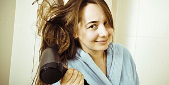 BESKYTT HÅRET: Når du føner håret, eller bruker rette- eller krølltang, må du alltid bruke en varmebeskyttende spray på håret.