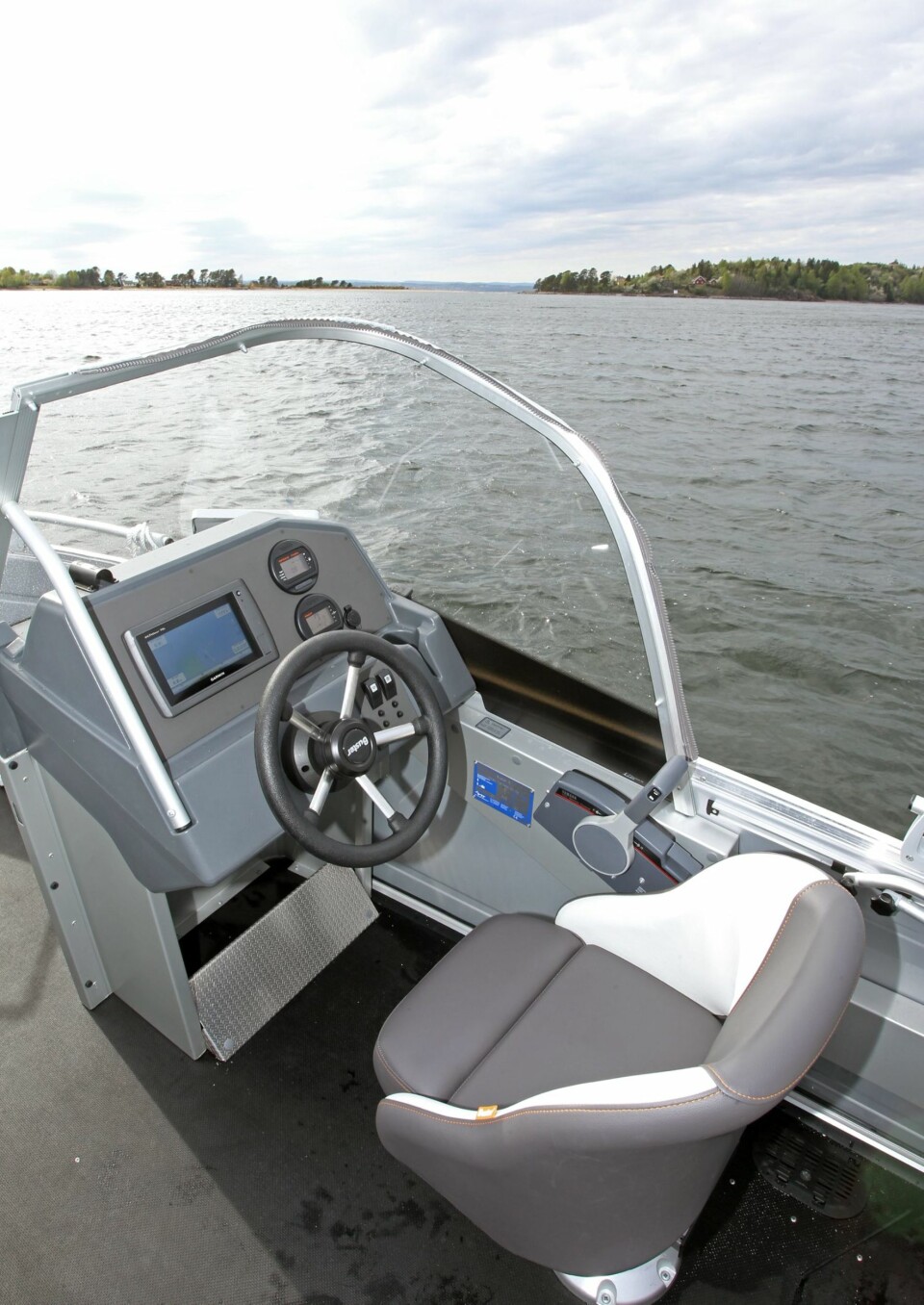COCKPIT: I god Buster-stil legges det opp til solide og velprøvde løsninger, med gode bøtteseter og praktisk akterbenk som viktige innslag. Ellers stille og fredelig bak vindskjermen. FOTO: Petter Handeland
