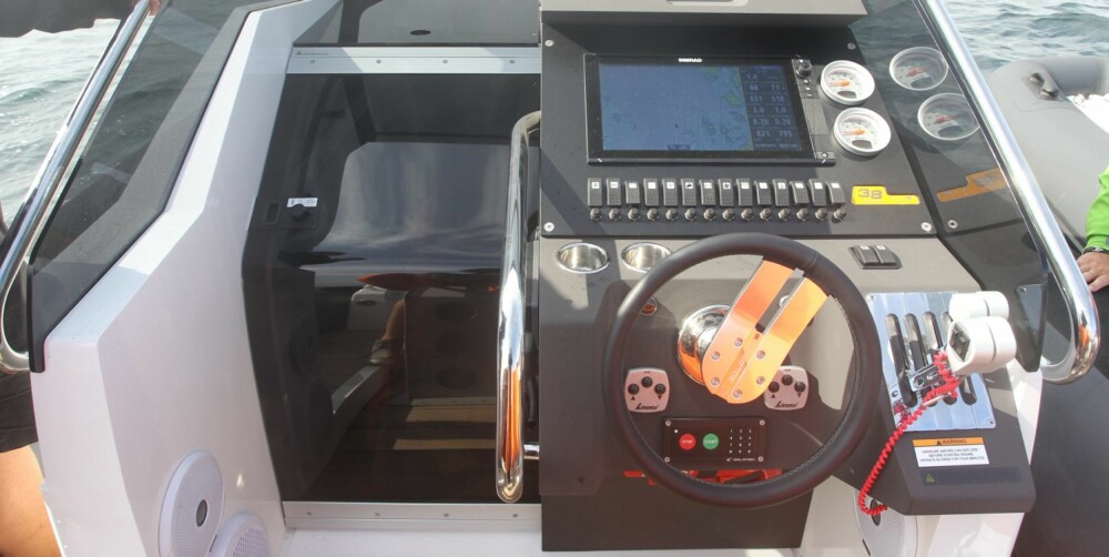 UTEN DILLDALL: Diger Simrad-plotter, to Livorsi-instrumenter, en rad hurtigbrytere og doble throttler. Fire offshore-stoler med oransje stoff. Enkelt og oversiktlig.