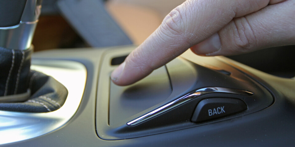 SAVNER HJULET: Skjermen i dashbordet styres ved hjelp av dette touch-panelet i midtkonsollen. Det fungerer greit, men vi savner enkelheten til det vanlige dreiehjulet.