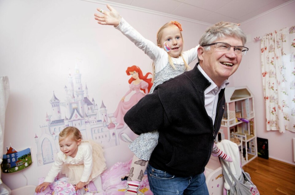 BESTEVENNER: Jennie (t.v.) og Isabella elsker å leke med bestefar. - Jeg føler det er viktig å være bestevenn med barnebarna, sier Bjørn
Edwardsen.