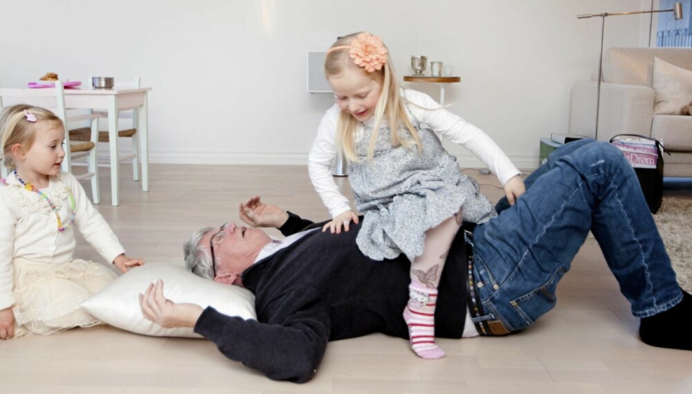 PÅ GULVET: Bestefar er mer enn gjerne klatrestativ når han er sammen med barnebarna sine.