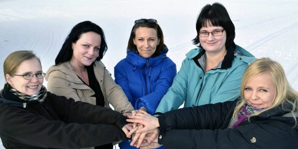 MANGE HJELPERE: Monica Helgå (i midten) har fått med seg en håndfull hjelpere for å drive Facebooksiden Pass it on Mo I Rana. Nå vil de spre budskapet videre.