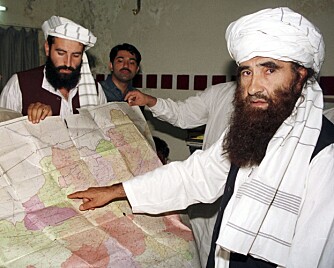 Haqqani er en veteran i krigføring mot fremmede styrker. Hans makt bygde seg opp under kampen mot Sovjet på 80-tallet. Sønnen Nasiruddin, som her holder kartet, ble drept i Pakistan i fjor.