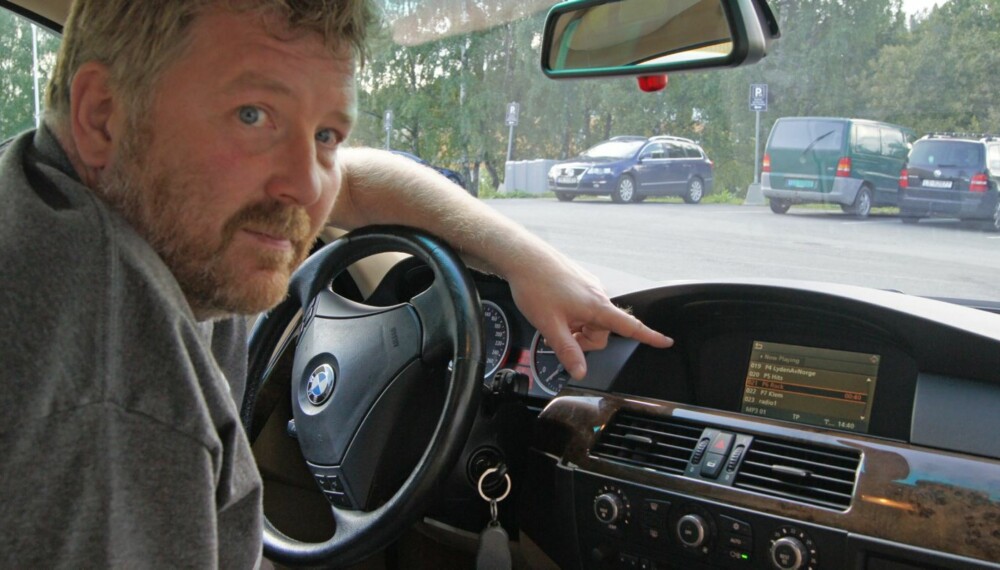 ETTERMONTERT: Stig Westerhus fra AutoHiFi AS må selge og montere svært mange adaptere dersom alle skal få DAB i bilen innen januar 2017. I denne 2006-modellen av BMW E60 sitter et ettermontert anlegg med DAB fra Dension. ETTERMONTERT: Stig Westerhus fra AutoHiFi AS må selge og montere svært mange adaptere dersom alle skal få DAB i bilen innen januar 2017. I denne 2006-modellen av BMW E60 sitter et ettermontert anlegg med DAB fra Dension.