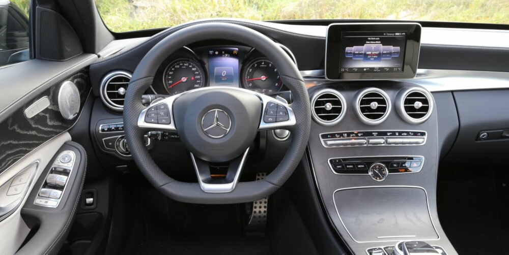 STIL: Førerplassen i den nye Mercedes-Benz C-klasse stasjonsvogn er elegant utformet og gir et fint kvalitetsinntrykk.