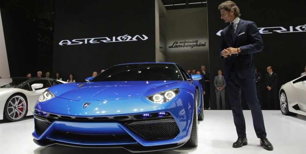 ATTRAKSJON: Lambo-boss Stephan Winkelmann har akkurat avduket Asterion på bilutstillingen i Paris. FOTO: Lamborghini ATTRAKSJON: Lambo-boss Stephan Winkelmann har akkurat avduket Asterion på bilutstillingen i Paris. FOTO: Lamborghini