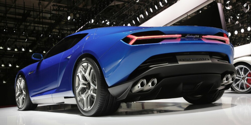 LEKKER: Vi må bare innrømme at vi synes den ser veldig bra ut. FOTO: Lamborghini LEKKER: Vi må bare innrømme at vi synes den ser veldig bra ut. FOTO: Lamborghini