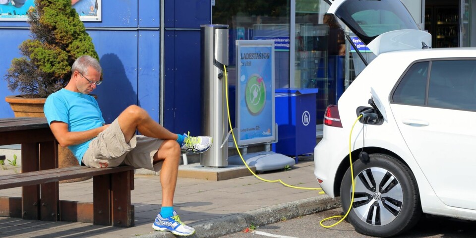 SNEGLELADING: VW e-Golf kan lades til 80 prosent på 30 minutter på dedikerte hurtigladere, men dem er det i dag få av (færre enn for konkurrenten Nissan Leaf). E-Golfen kan ikke dra nytte av den mulige ladefarta på semihurtige ladere - på én time økte rekkevidden med bare drøyt to mil. Da blir det mye mobiltasting. FOTO: Terje Bjørnsen