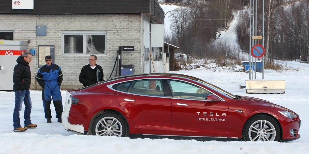 OG BILEN GÅR BRA? En stor, rød Tesla får de som er i nærheten til å komme nærmere.